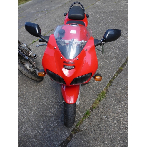 3 - PMN325B
Suzuki SV650N
First Registered 21.08.2000
Approx 2946 Miles
 Manx registered  Starts and run... 