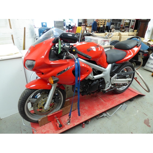 3 - PMN325B
Suzuki SV650N
First Registered 21.08.2000
Approx 2946 Miles
 Manx registered  Starts and run... 