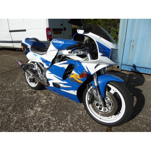 25 - NMN153R
Suzuki GSXR750
First Registered 9.10.1996
Approx 8000 Miles
 Taxed Starts and runs but has n... 