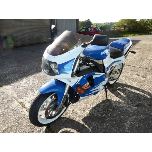 25 - NMN153R
Suzuki GSXR750
First Registered 9.10.1996
Approx 8000 Miles
 Taxed Starts and runs but has n... 