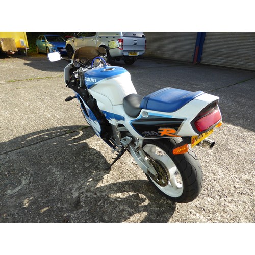 25 - NMN153R
Suzuki GSXR750
First Registered 9.10.1996
Approx 8000 Miles
 Taxed Starts and runs but has n... 