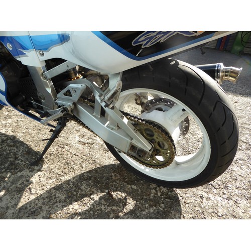 25 - NMN153R
Suzuki GSXR750
First Registered 9.10.1996
Approx 8000 Miles
 Taxed Starts and runs but has n... 