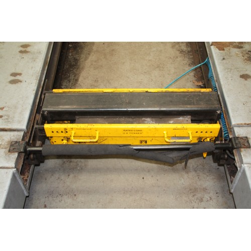 102 - FOG 3.5 Tonne scissor lift with 2.8 Tonne jack and inbuilt jacks for lifting vehicle off wheels
VAT ... 