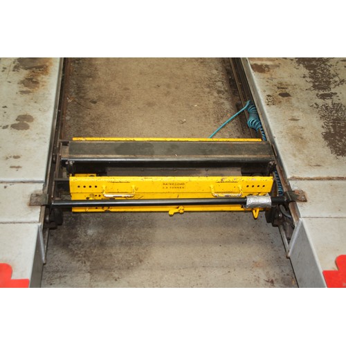 103 - FOG 3.5 Tonne scissor lift with 2.8 Tonne jack and inbuilt jacks for lifting vehicle off wheels VAT ... 