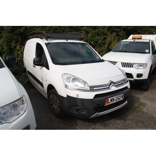 171 - LMN252W
White Citroen Berlingo XTR+ 1560CC
First Registered 15.01.2015
Approx 59,918 miles
Manual Di... 