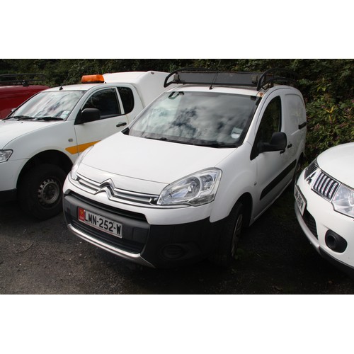 171 - LMN252W
White Citroen Berlingo XTR+ 1560CC
First Registered 15.01.2015
Approx 59,918 miles
Manual Di... 