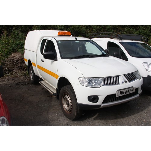 172 - LMN847A
White Mitsubishi L200 4 life 2477cc
First Registered 07.11.2012
Approx 106,432 miles
Manual ... 