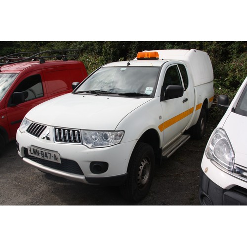 172 - LMN847A
White Mitsubishi L200 4 life 2477cc
First Registered 07.11.2012
Approx 106,432 miles
Manual ... 