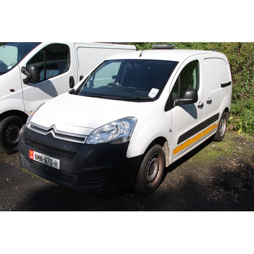 197 - NMN970H
White Citroen Berlingo 625 LX
First Registered 03.09.2018
Approx 61,672 miles
Manual Diesel
... 