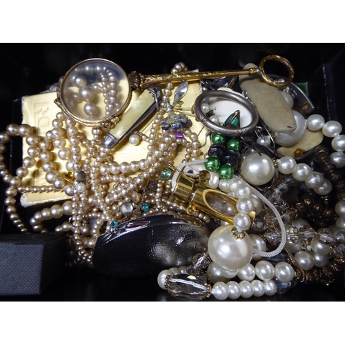 6 - A good lot of costume jewellery