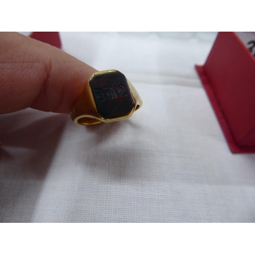 309 - An 18 ct. gold signet ring - size K/L - wt. 6 grammes including blood stone seal