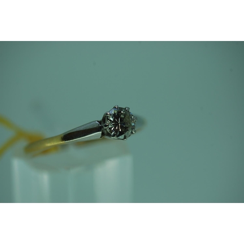 320 - An 18 ct. gold and platinum solitaire diamond ring - size N/O