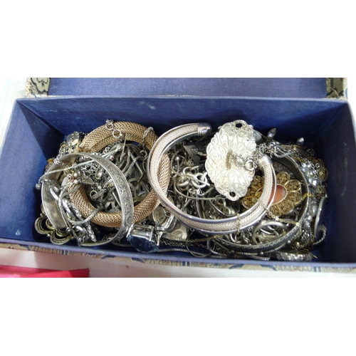 341 - A large collection of mostly silver jewellery