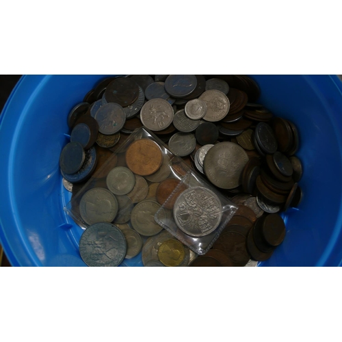 202 - Tub of worldwide coins including 1953 set and crowns