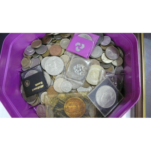 204 - A tub of worldwide coins including crowns and medallions