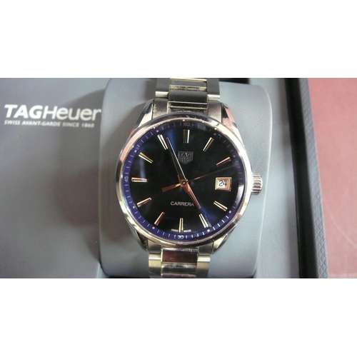 297 - A TAG Heuer Carrera Gent's date wrist watch in stainless steel with blue dial (boxed with manual and... 