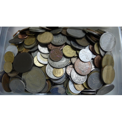 354 - A punnet of worldwide coinage