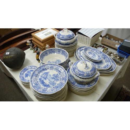 364 - Extensive blue and white pottery dinner service