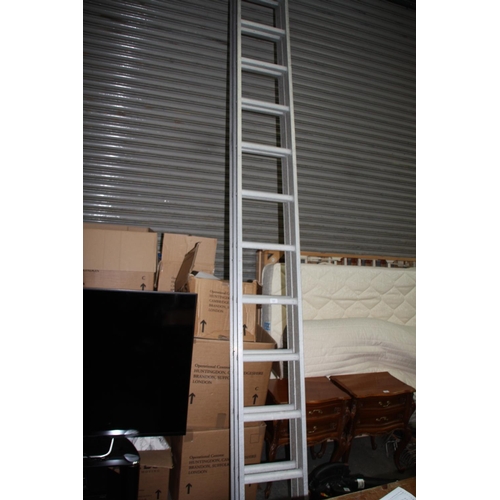 131 - Aluminium extension ladder