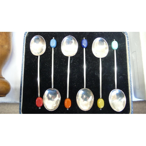 139 - Cased set of silver coffee spoons with coffee bean tops