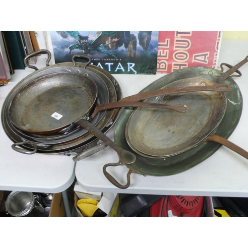 286 - Collection of good quality French copper and beaten copper saucepan and frying pans