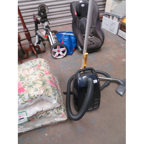 69 - Electrolux 1200w pull along vacuum