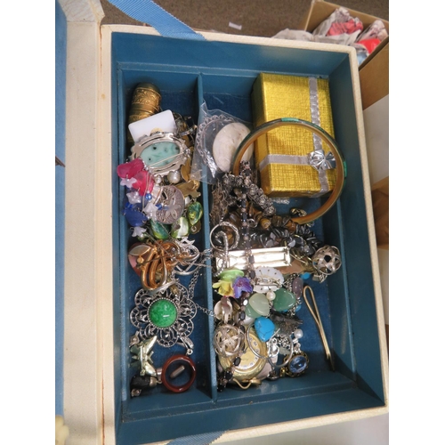 61 - A jewellery box of costume jewellery