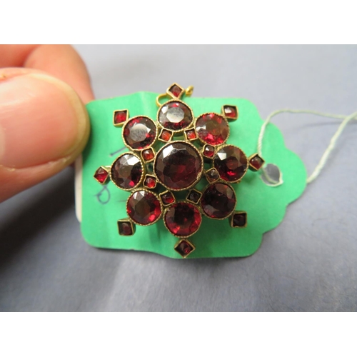 91 - A garnet brooch set in gold