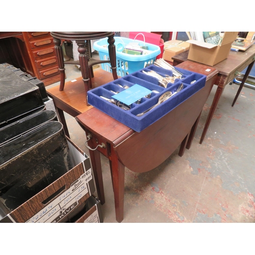 40 - Oval rosewood drop leaf dining table