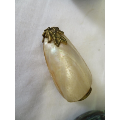 40 - A MOP shell snuff bottle