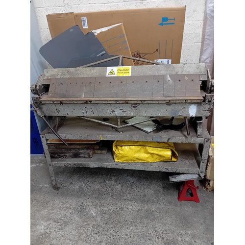109 - Metal folding machine
VAT ON HAMMER @ 20%