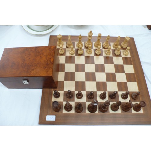 400 - Good Quality Carved Wooden Chess Set, boxed, with two spare queens