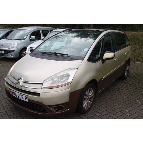 77 - KMN208P
Beige Citroen C4 Picasso 7
First Registered 21.05.2008
Approx 95,557 miles
Manual Petrol
