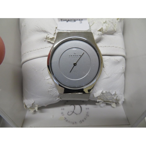 162 - Skagen Gent's wrist watch with silver dial and platinum plating (boxed with papers)