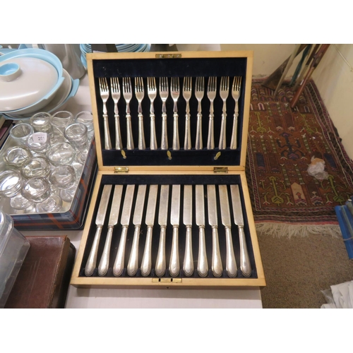 199 - Canteen of silver plated fruit knives and forks