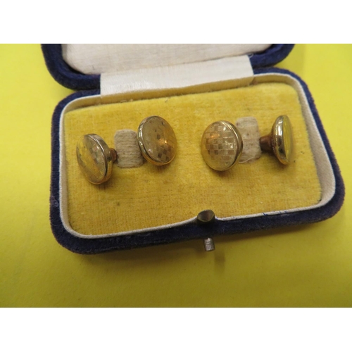 511 - A pair of gold metal cufflinks