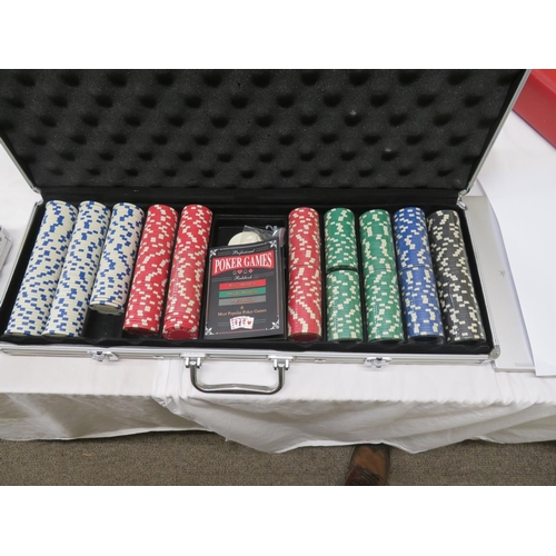 522 - A case of poker chips