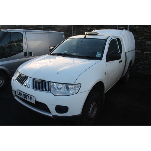 78 - LMN807H
White Mitsubishi L200 2.5 DI-D 4WORK 2477cc
First Registered 08.10.2013
Approx 72,565 miles
... 