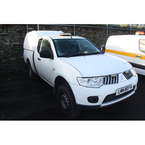 78 - LMN807H
White Mitsubishi L200 2.5 DI-D 4WORK 2477cc
First Registered 08.10.2013
Approx 72,565 miles
... 