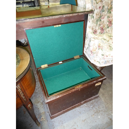 210 - Wooden storage box with green felt lining