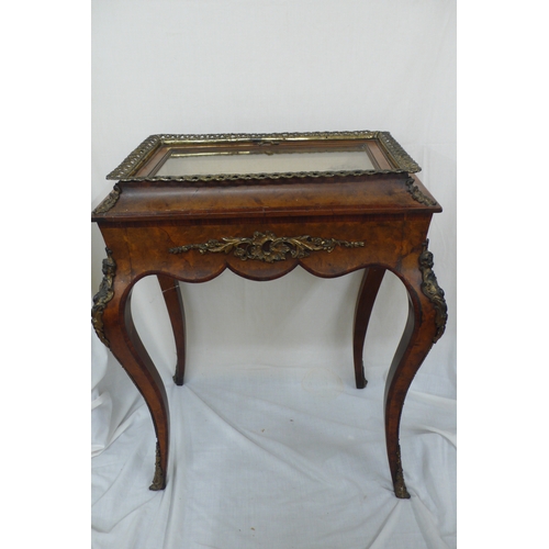 577 - A good quality 18th/19thC walnut and ormolu mounted collectors display table with galleried top, lif... 