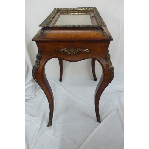 577 - A good quality 18th/19thC walnut and ormolu mounted collectors display table with galleried top, lif... 