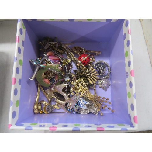 68 - Small box of costume jewellery