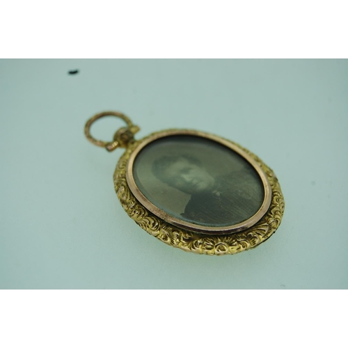 114 - 9ct Gold Locket