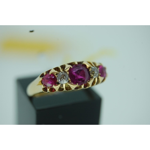 119 - 18ct Gold Ring with Rubies and Diamonds, size M