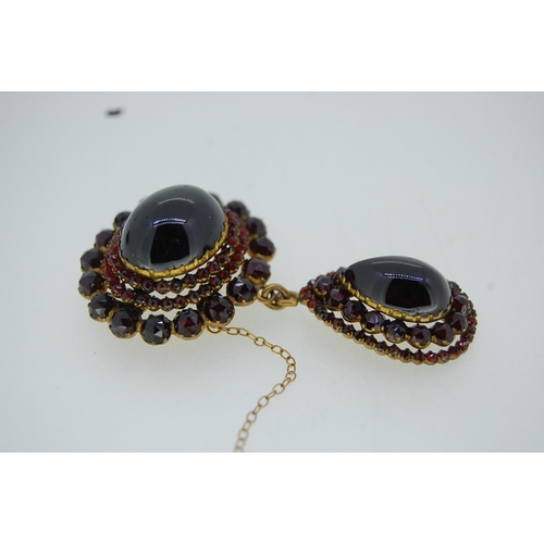 89 - Gold metal garnet brooch