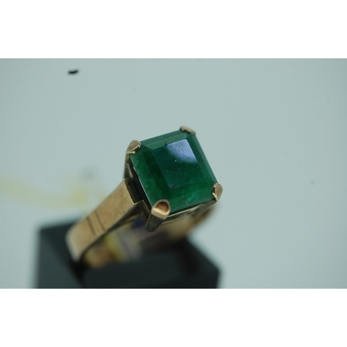 98 - 9ct Gold Ring with Emerald stone, size M