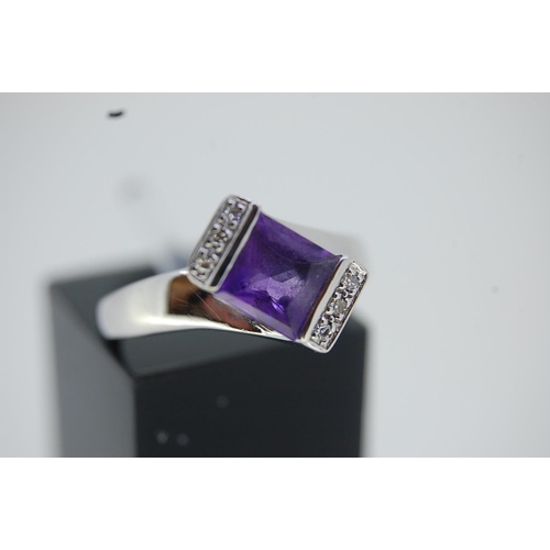 123 - 9ct white gold and amethyst ring - size K/L