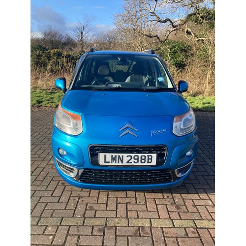 44 - LMN298B
Blue Citroen Picasso Exclusive 1560cc
First Registered 09.10.2009
Approx 43,000 miles
Manual... 