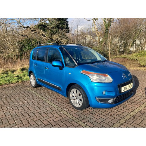 44 - LMN298B
Blue Citroen Picasso Exclusive 1560cc
First Registered 09.10.2009
Approx 43,000 miles
Manual... 